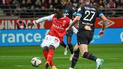 (FILES) Reims' English forward Folarin Balogun (L) and Marseille's French midfielder Jordan Veretout (R) fight for the ball during the French L1 football match between Stade de Reims and Olympique Marseille (OM) at Stade Auguste-Delaune in Reims, northern France on March 19, 2023. Arsenal striker Folarin Balogun has switched national team allegiances from England to the United States, FIFA said on May 16, 2023. (Photo by FRANCOIS LO PRESTI / AFP)
