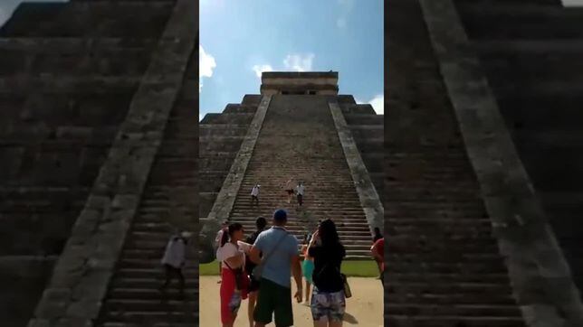 Polaco se sube a pirámide de Chichén Itzá, lo bajan y le dan un palazo