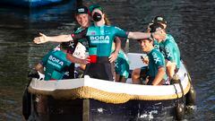 El equipo Bora llega en barco al acto inaugural de la Vuelta