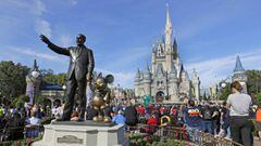 Estatua de Walt Disney y Micky Mouse en Magic Kingdom en Walt Disney World, Lake Buena Vista, Florida. Enero 9, 2019.  