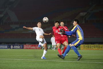 Hwang Hee-chan (Sur) y Ri Yong-Chol (Norte) disputan la pelota. 