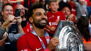 Leicester, United Kingdom - JULY 30 :  Liverpool's Mohamed Salah with Trophy after The FA Community Shield match between Manchester City against Liverpool at King Power Stadium, on 30th July , 2022 at Leicester, United Kingdom.   (Photo by Kieran Galvin/DeFodi Images via Getty Images)
