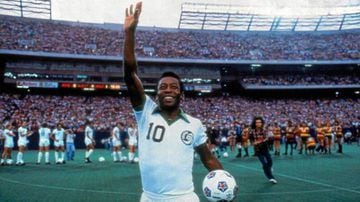 El rey Pelé solamente jugó dos clubes en toda su carrera, el Santos y Cosmos N.Y. El histórico jugador llegó al futbol de Estados Unidos en 1975.