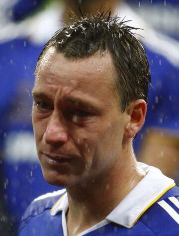 John Terry llora bajo la lluvia de Moscú tras la Final de la reacts after their UEFA Champions League de 2008. El central lanzó el quinto penalti de su equipo y se resbaló en el último instante mandando el balón al larguero. De haber marcado se habrían llevado el título. Lo ganó el Manchester United.
