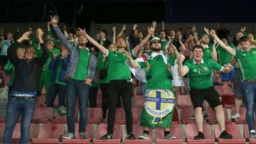 Aficionados de Irlanda del Norte apoyan a su equipo.