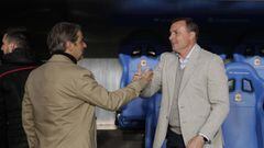 Crist&oacute;bal Parralo saluda a Natxo Gonz&aacute;lez, entrenador del Deportivo