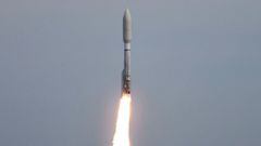 Un cohete chino pasa este viernes cuatro de noviembre por España.