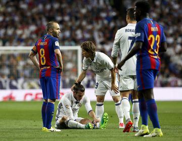 Bale suffered two injuries in a short space of time. In the first instance he felt some pain in his right calf that caused him to miss two games. The second one occurred during a game against Barcelona, where he suffered a left calf injury. He missed eigh