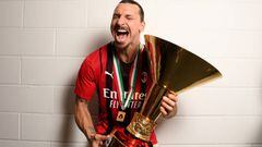REGGIO NELL'EMILIA, ITALY - MAY 22: Zlatan Ibrahimovic of AC Milan poses with the trophy for the victory of "Scudetto " at the end of the last Serie A match between US Sassuolo and AC Milan at Mapei Stadium - Citta' del Tricolore on May 22, 2022 in Reggio nell'Emilia, Italy. (Photo by Claudio Villa/AC Milan via Getty Images)