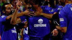 <b>EUFORIA AZULONA. </b>Valera firmó el gol 1-1 gracias a un testarazo sensacional en una falta botada por Barrada. Diego Castro (izquierda) y Lafita (derecha) le abrazan.