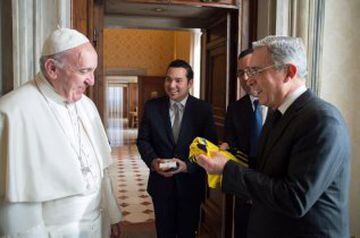 Papa Francisco recibe camiseta de Colombia en El Vaticano