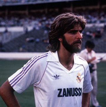 Fichado del Cádiz en 1982 cuando era considerado uno de los grandes laterales del fútbol español, estuvo tres años de blanco, pero en una etapa en la que los blancos no pudieron ganar ninguna Liga.