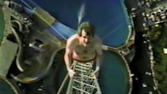 Rick Winters mirando hacia arriba desde la plataforma de 52,4 metros donde consigui&oacute; el r&eacute;cord del mundo de High Dive en SeaWorld San Diego (California, Estados Unidos) en 1983, con la piscina de fondo. 