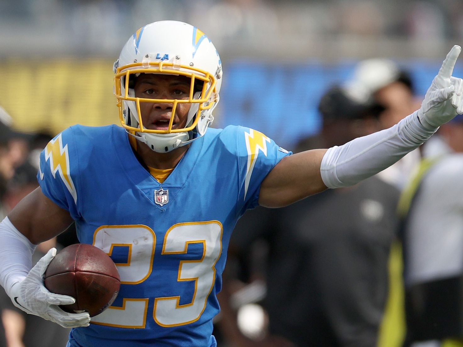 Herbert throws 3 TD passes, Chargers beat Raiders 24-19