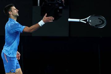 Novak Djokovic lanza su raqueta tras ganar su décimo Open de Australia.