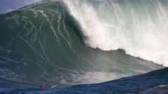 El surfista c&aacute;ntabro Sergio Garc&iacute;a mira c&oacute;mo rompe una de las olas de La Vaca Gigante celebrada en Cueto, Santander, Cantabria, el 12 de enero del 2022. 