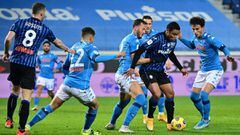 Atalanta&#039;s Colombian forward Luis Muriel (Front R) challenges defenders during the Italian Cup semifinal second leg football match Atalanta vs Napoli on February 10, 2021 at the Azzurri d&#039;Italia stadium in Bergamo. (Photo by MIGUEL MEDINA / AFP)