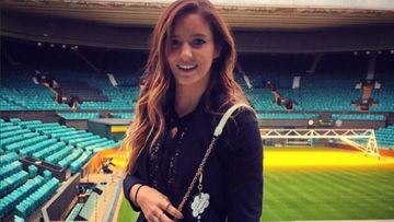 La tenista brit&aacute;nica Laura Robson posa en la pista central del All England Club de Wimbledon.