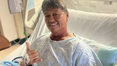 Mike Morita haciendo el shaka (saludo surfero) en el Queens Hospital de Haw&aacute;i, Estados Unidos, el lunes 10 de abril del 2023, tras recibir un ataque de tibur&oacute;n en el pie. 
