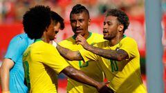 Neymar celebrando con Willian y Paulinho el gol de Brasil ante Austria en amistoso