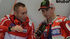 Jorge Lorenzo junto a Christian Gabarrini, su jefe t&eacute;cnico, en el box de Ducati durante los test de Australia.