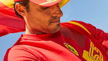Carlos Sainz presenta su equipación especial para el GP de España.