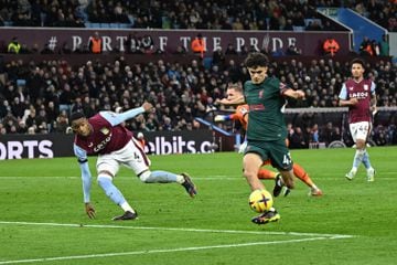 Bagcetic anotó un gol increíble en la victoria de Liverpool por 3-1 sobre Aston Villa.