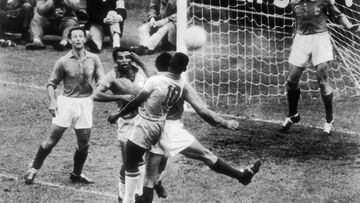 Pelé y Vava, de Brasil, disputan un balón contra la defensa de Francia en la semifinal del Mundial de Suecia 1958.