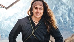 Foto de perfil de Mr. Adventure, frente a unas montañas nevadas y sonriendo.
