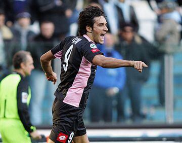 El delantero nacido en Modena jugó 83 partidos con el Palermo en los que anotó 51 goles.