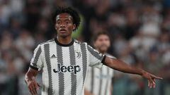 TURIN, ITALY - AUGUST 15: Juan Cuadrado of Juventus gestures during the Serie A match between Juventus and US Sassuolo at Allianz Stadium on August 15, 2022 in Turin, Italy. (Photo by Emilio Andreoli/Getty Images)