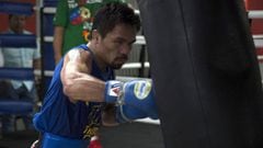 Manny Pacquiao golpea un saco durante un entrenamiento en un gimnasio de Manila.