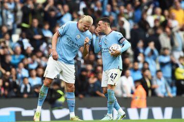 Erling Haaland (L) and Phil Foden (R) of Manchester City