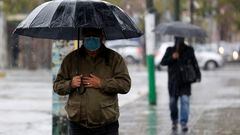Valparaiso, 3 de junio de 2022.Personas se protegen de la lluvia en el centro de Valparaiso.Raul Zamora/Aton Chile
