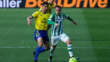 Jon Ander Garrido of Cadiz and Andres Guardado of Real Betis during LaLiga, football match played between Cadiz Club Futbol and Real Betis Balompie at Ramon de Carranza Stadium on February 28, 2021 in Cadiz, Spain. AFP7  28/02/2021 ONLY FOR USE IN SPAIN
