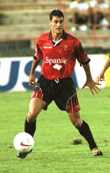 Jugó con el Real Madrid en dos etapas diferentes: desde 1992 hasta 1995 y la temporada 1997-98. Defendió la camiseta del Mallorca la temporada 1998-99.
