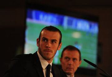  Gareth Bale of Real Madrid holds a press conference at the Santiago Bernabeu stadium after extending his contract with Real until 2022 on October 31, 2016 in Madrid, Spain. 