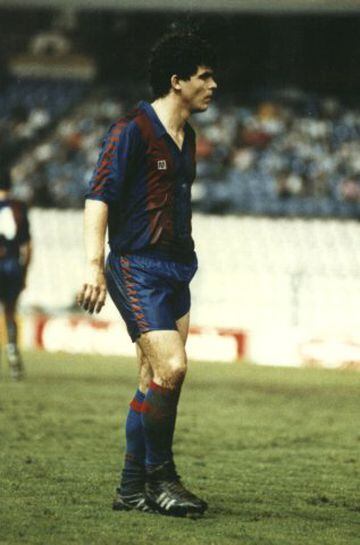 Jugó con el Barcelona la temporada 89/90 y con el Sevilla la temporada 96/97