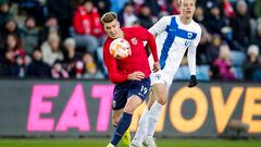Oslo (Norway), 20/11/2022.- Norway's Alexander Sorloth (L) and Finland's Robert Ivanov (R) in action during an international friendly soccer match between Norway and Finland in Oslo, Norway, 20 November 2022. (Futbol, Amistoso, Finlandia, Noruega) EFE/EPA/Stian Lysberg Solum NORWAY OUT
