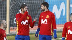 Sergio Ramos y Gerard Piqu&eacute; durante el entrenamiento de la selecci&oacute;n espa&ntilde;ola.