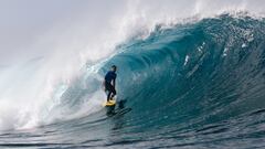 Un surfista surfea una ola durante la 7ª edición del Lanzarote Quemao Class celebrado en La Santa, Tinajo, Islas Canarias.