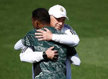 Ancelotti abraza a Alaba sobre Valdebebas, durante un entrenamiento.