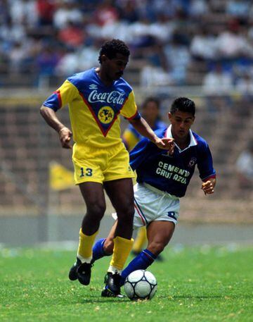 El brasileño llegó al América en 1987, en cinco años alzó dos Ligas MX, dos Campeón de Campeones, tres Liga de Campeones de la CONCACAF y una Copa Interamericana. Fue Balón de Oro en su primera temporada con las Águilas.