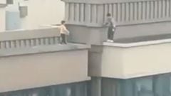 Dos ni&ntilde;os a punto de saltar de un lado a otro de un edificio de 27 plantas en China. 