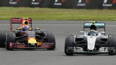 Max Verstappen con el Red Bull y Nico Rosberg con el Mercedes.