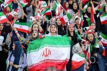 Seguidoras iraníes animan a la Selección de su país en el Estadio Azazi en Teherán. Irán venció 14-0 a Camboya en la fase de grupos de clasificación para el Mundial de 2022.