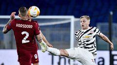 Manchester United&#039;s Dutch midfielder Donny Van de Beek (R) fights for the ball with Roma&#039;s Dutch defender Rick Karsdorp during the UEFA Europa League semi-final second leg football match between AS Roma and Manchester United at the Olympic Stadi