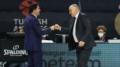 Xavi Pascual, entrenador del Zenit San Petersburgo, y Pablo Laso, del Real Madrid, se saludan antes de uno de sus duelos en la Euroliga.