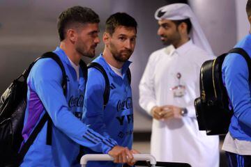 Argentina's forward Lionel Messi (C) and teammates arrive at the Hamad International Airport in Doha on November 17, 2022, ahead of the Qatar 2022 World Cup football tournament. (Photo by Odd ANDERSEN / AFP)