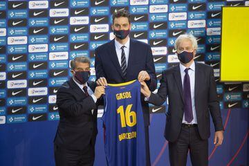 Josep Cubells, directivo del Fútbol Club Barcelona y responsable de su sección de baloncesto, y Joan Laporta dando la bienvenida a Pau Gasol. 
